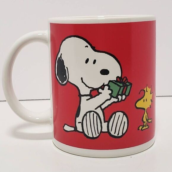 Vintage Red Snoopy Woodstock Gift Giving Holiday Coffee Mug‎ - Picture 1 of 8